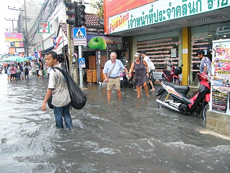 Here we go again! A relatively small bit of mango rains last week caused big flooding throughout town, catching City Hall off guard. One can only hope the recent floods are a blessing in disguise in that this will prompt City Hall to clean out the storm drains before the real rainy season hits.